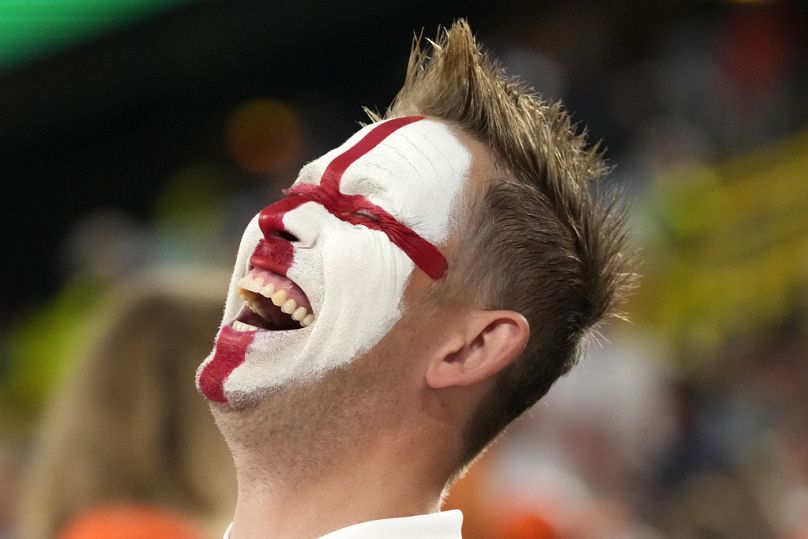 Un fan sourit avant le match de demi-finale entre les Pays-Bas et l'Angleterre lors du tournoi de football Euro 2024 à Dortmund, en Allemagne