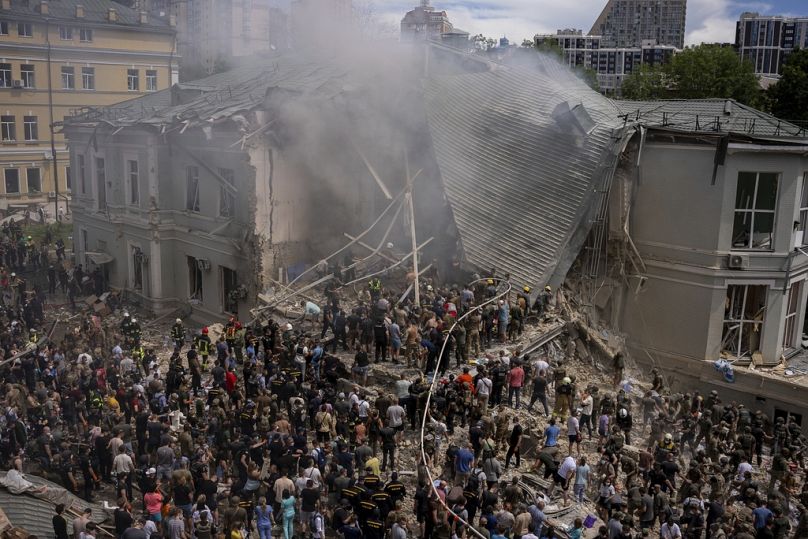 Les secouristes interviennent à l'hôpital pour enfants d'Okhmatdyt touché par des missiles russes, à Kiev, en Ukraine, le lundi 8 juillet 2024.