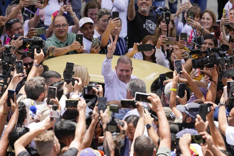 Le candidat de l'opposition à la présidentielle, Edmundo Gonzalez, fait le signe de la victoire à son arrivée pour voter à l'élection présidentielle à Caracas