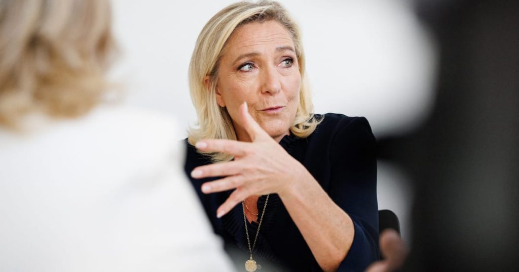 Marine Le Pen accuse Macron de « coup d'État administratif »