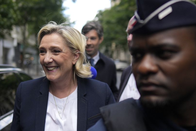 La dirigeante d'extrême droite Marine Le Pen arrive au siège du parti Rassemblement national, jeudi 4 juillet 2024 à Paris. 