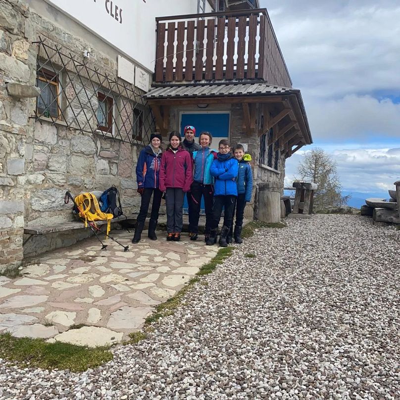 Manuela et son mari ont repris la gestion du Rifugio Peller, troquant une vie pleine de voitures et de chaos pour de l'air pur et des paysages époustouflants. 