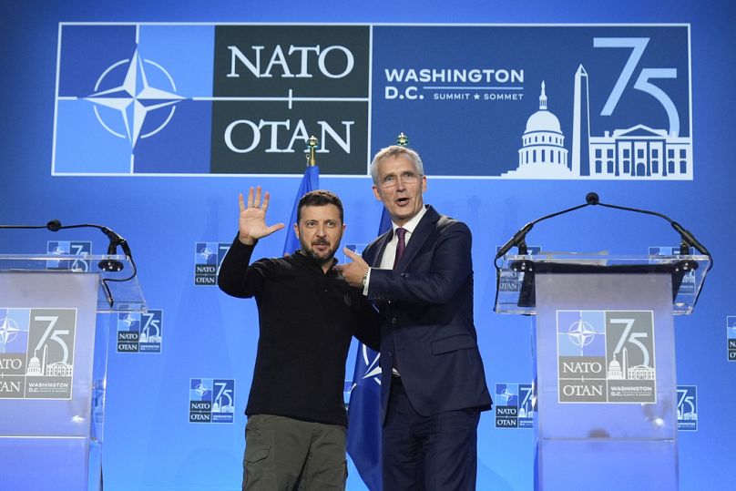 Le président ukrainien Volodymyr Zelenskyy et le secrétaire général de l'OTAN Jens Stoltenberg s'expriment lors d'une conférence de presse au sommet de l'OTAN à Washington, le jeudi 11 juillet 2024.