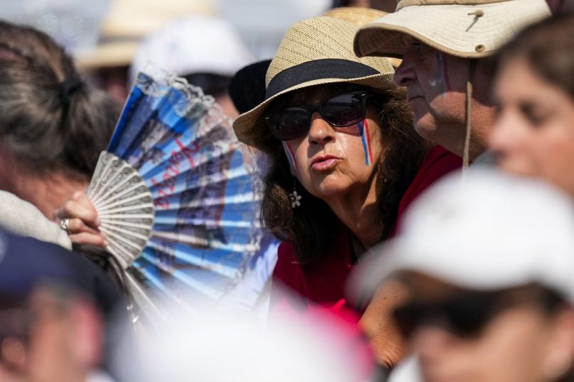 Un fan tente de se rafraîchir pendant les compétitions d'aviron aux Jeux olympiques d'été de 2024.