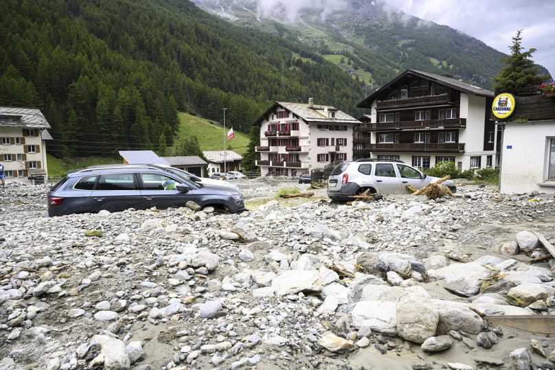 Des décombres provenant d'un glissement de terrain causé par de fortes pluies après des tempêtes qui ont provoqué d'importantes inondations et glissements de terrain sont photographiés à Saas-Grund, en Suisse.