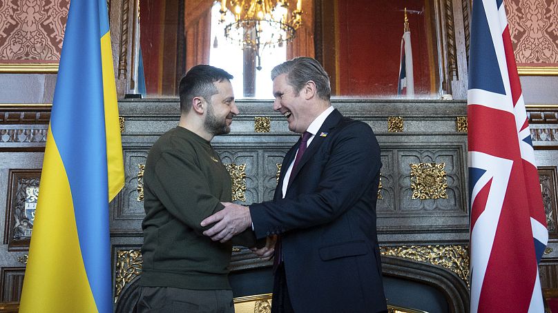 Le chef du parti travailliste Keir Starmer, à droite, rencontre le président ukrainien Volodymyr Zelenskyy à la Speaker's House du Palais de Westminster, à Londres, lors de sa première visite au Royaume-Uni