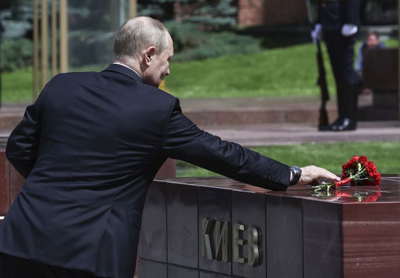   Le président russe Vladimir Poutine dépose des fleurs sur le stand de la ville héroïque de Kiev alors qu'il assiste à une cérémonie de dépôt de gerbes sur la tombe du soldat inconnu à Moscou, le 22 juin 2024