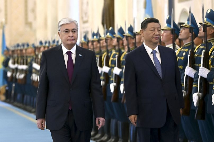 Le président Kassym-Jomart Tokayev, à gauche, et le président chinois Xi Jinping assistent à une cérémonie de bienvenue officielle au palais d'Astana, au Kazakhstan, le mercredi 3 juillet 2024.