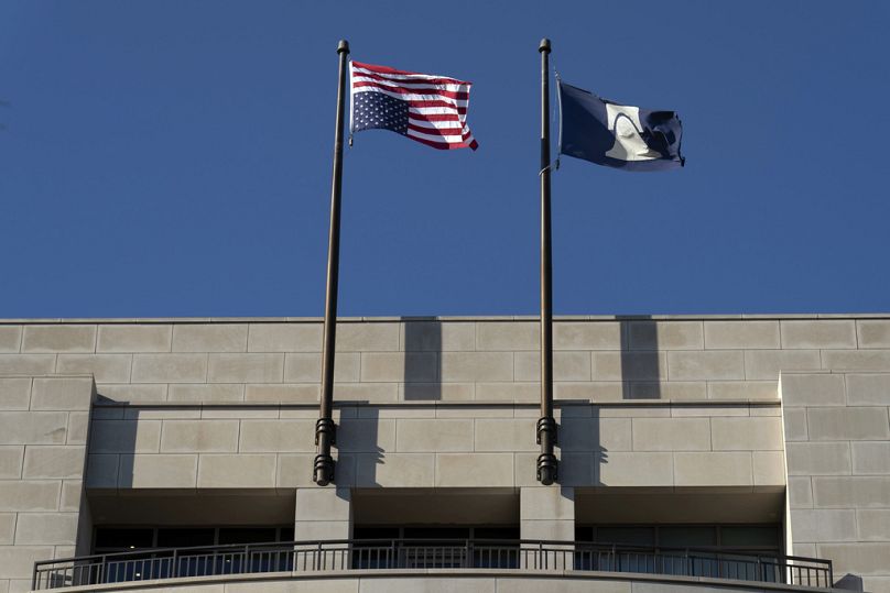 Un drapeau américain à l'envers flotte au-dessus des bureaux de la Heritage Foundation.