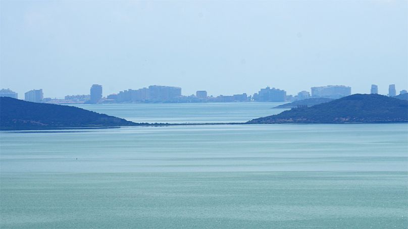 Hôtels et immeubles de grande hauteur sur La Manga, la fine bande de terre qui sépare la lagune de Mar Menor de la Méditerranée.