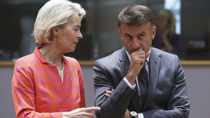 Le président français Emmanuel Macron, à droite, s'entretient avec la présidente de la Commission européenne, Ursula von der Leyen, lors d'une table ronde lors d'un sommet de l'UE à Bruxelles, le 27 juin 2024