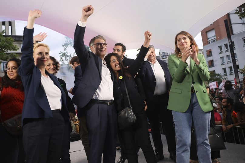   La femme politique d'extrême gauche Clémentine Autain, à gauche, la présidente du Parti vert Marine Tondelier, à droite, et le secrétaire général du Parti socialiste Olivier Faure, au centre.