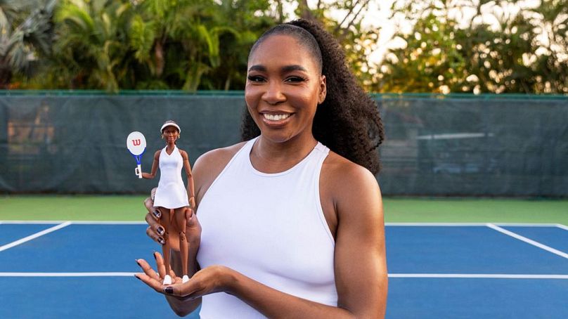 Venus Williams tenant une poupée Barbie Venus Williams à Porto Rico