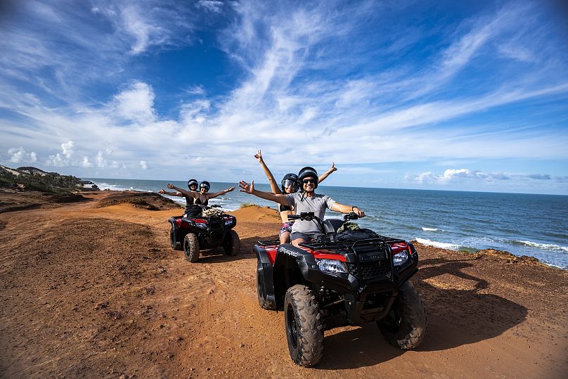 Un groupe d'amis en quad à Pipa