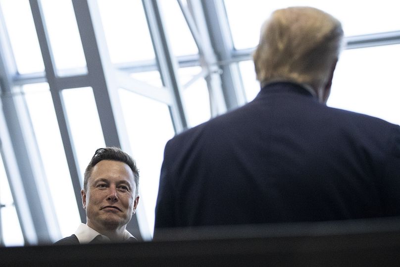 DOSSIER - Le PDG de Tesla et SpaceX, Elon Musk, s'entretient avec le président Donald Trump après avoir assisté au vol SpaceX vers la Station spatiale internationale