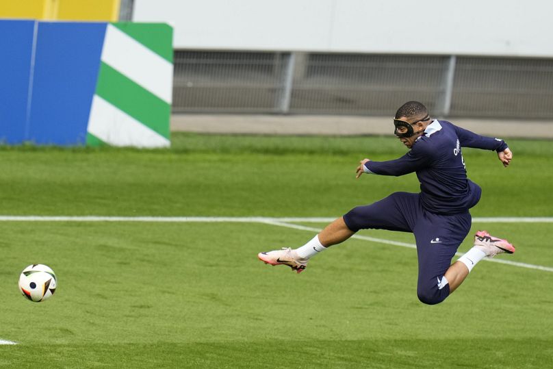 Le Français Kylian Mbappé tente un tir lors d'une séance d'entraînement à Paderborn, en Allemagne, le dimanche 23 juin 2024