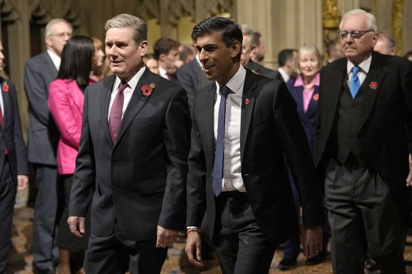 Le Premier ministre britannique de l'époque, Rishi Sunk, à droite, et le chef du Parti travailliste, Keir Starmer, traversent le hall des pairs pour assister à l'ouverture officielle du Parlement en 2023