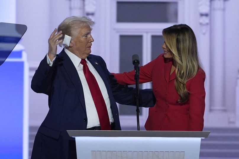 L'ancien président Donald Trump, candidat républicain à la présidence, est rejoint sur scène par l'ancienne première dame Melania Trump à la Convention nationale républicaine