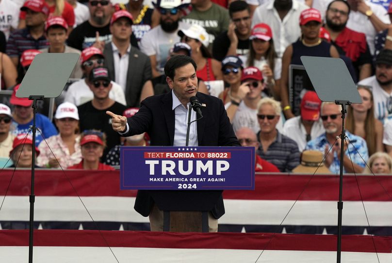 Le sénateur Marco Rubio, R-Fla., arrive pour parler devant le candidat républicain à la présidence, l'ancien président Donald Trump, lors d'un rassemblement de campagne