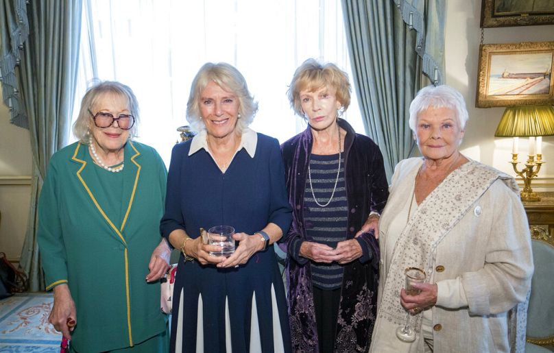 Camilla, duchesse de Cornouailles, deuxième à droite, avec Antonia Fraser, à gauche, Edna O'Brien, deuxième à droite, et Judy Dench lors d'une réception pour « La salle de lecture de la duchesse de Cornouailles »