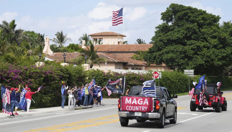 Les partisans de l'ancien président Donald Trump se rassemblent le long du boulevard Southern à l'extérieur de Mar-a-Lago à Palm Beach, en Floride, le dimanche 2 juin 2024. (AP Photo/Jim Rassol)