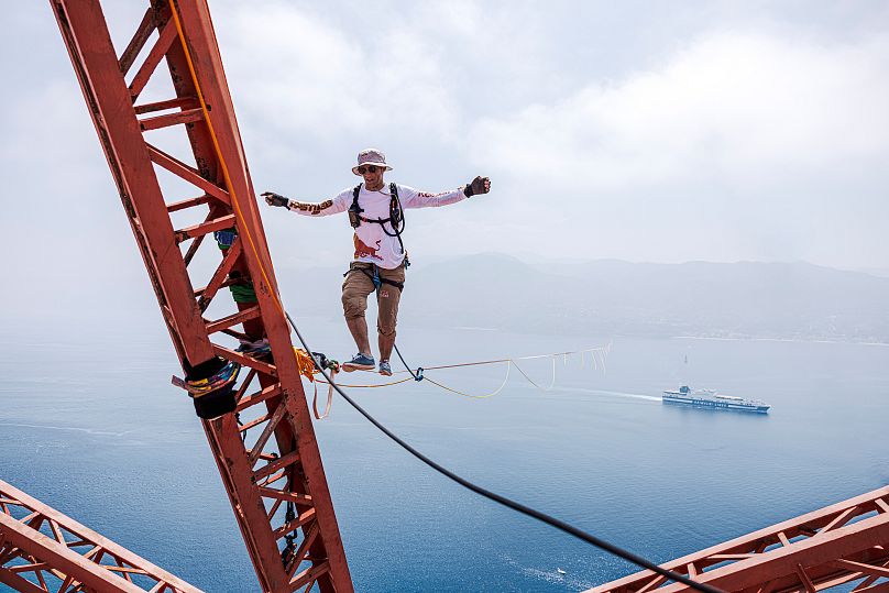 La slackline de Jaan - une bande de tissu palmé - mesurait seulement 1,9 cm de large