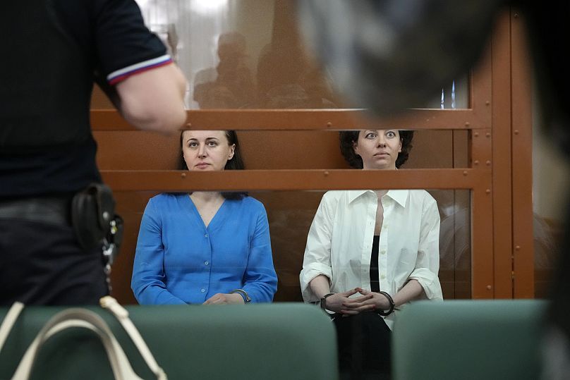 La dramaturge Svetlana Petrichuk, à gauche, et la metteuse en scène de théâtre Yevgenia Berkovich avant une audience au tribunal à Moscou le 8 juillet.