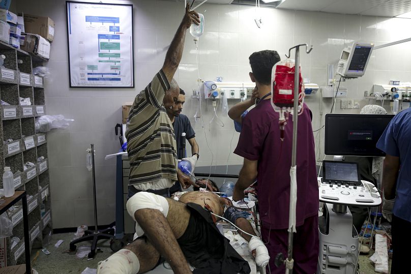 Un Palestinien blessé lors du bombardement israélien de la bande de Gaza est soigné dans un hôpital de Khan Younis.