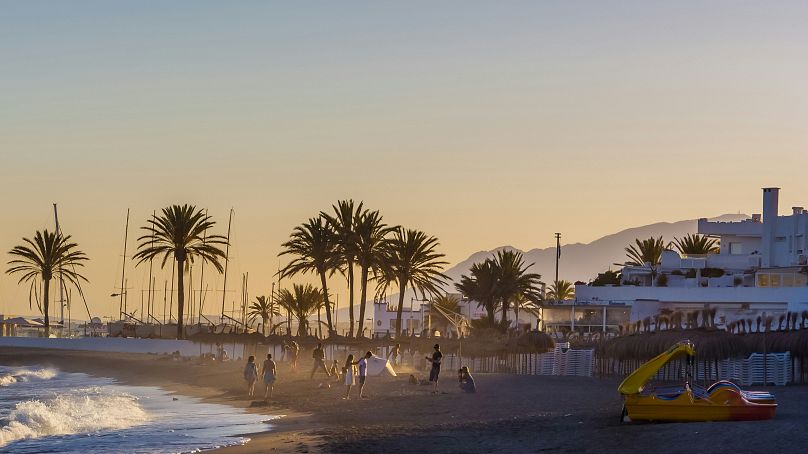 Les vacanciers s'ébattent sur une plage de Marbella, en Espagne, mais n'ont pas le droit de faire pipi.