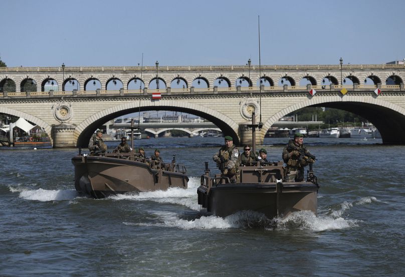 Des soldats patrouillent sur la Seine, mercredi 17 juillet 2024 à Paris. Les forces armées françaises ont organisé une démonstration des mesures de sécurité prévues sur la Seine, à la fois en 