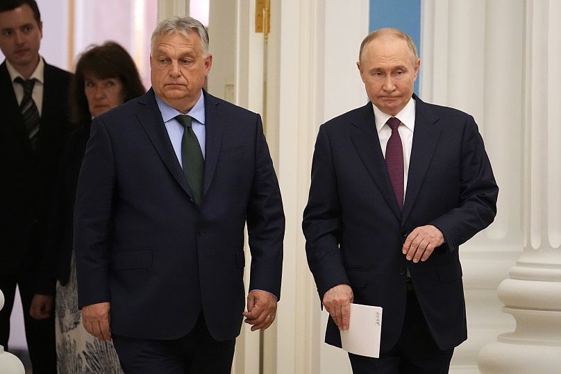 Le président russe Vladimir Poutine et le Premier ministre hongrois Viktor Orbán entrent dans une salle pour assister à une conférence de presse conjointe après leurs entretiens à Moscou.