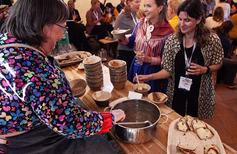 La nourriture Sami est servie à des destinataires reconnaissants