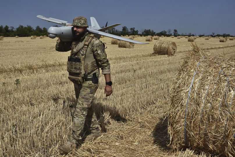 Des soldats du bataillon ukrainien Azov prient lors d'un rassemblement exigeant la libération des prisonniers de guerre ukrainiens détenus en captivité en Russie, sur la place de l'Indépendance à Kiev, en Ukraine.