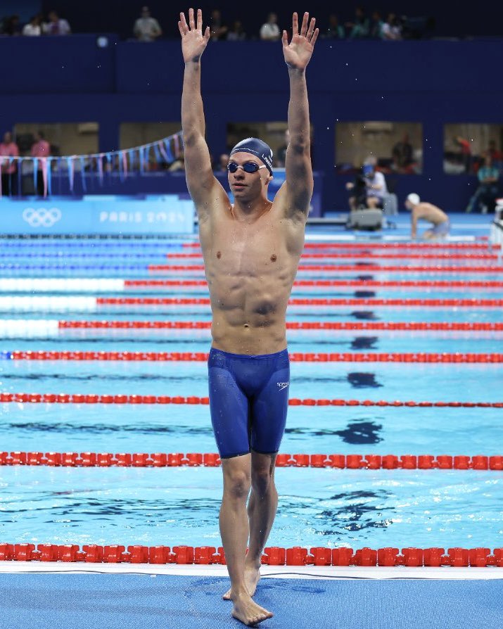 GÉANT Léon Marchand ! Bravo pour ce 400 mètres mythique. Et ce n’est que le début d’un parcours olympique qui pulvérisera tous les records ! La France est fière.