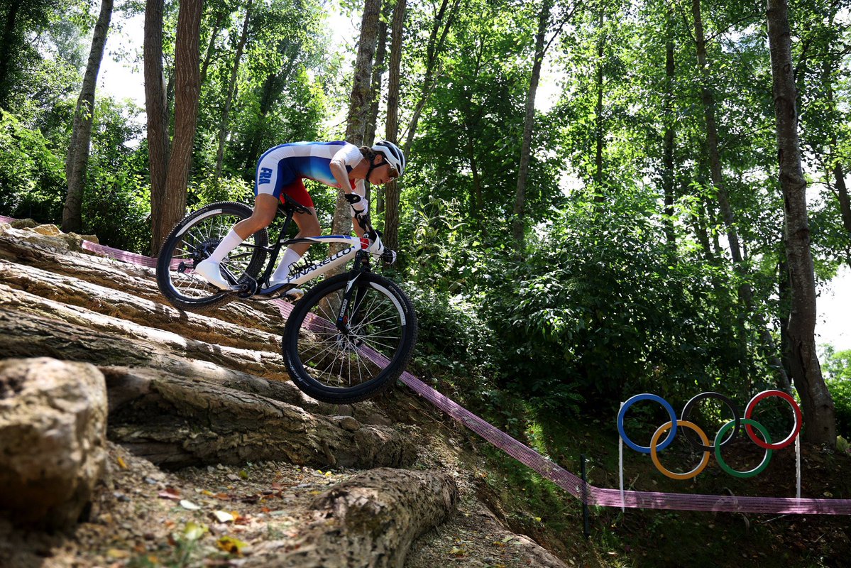 L’OR encore ! Félicitations à Pauline Ferrand-Prévot qui nous offre sur son VTT la deuxième médaille d'or de ces Jeux. Quelle avance, quelle course, un sans faute ! Bravo à Loana Lecomte à qui nous pensons après sa chute mais qui n'a pas démérité.