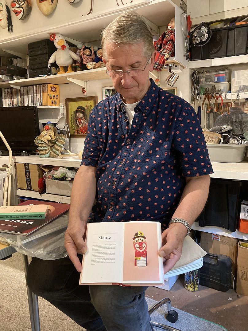 Mattie avec une photo de son œuf dans le livre « The Clown Egg Register », publié en 2017. 