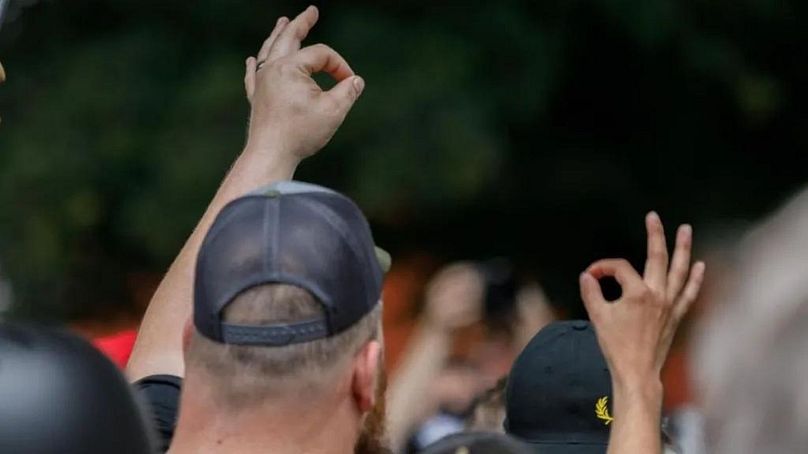 Les Proud Boys font un geste lors d'un rassemblement en Oregon