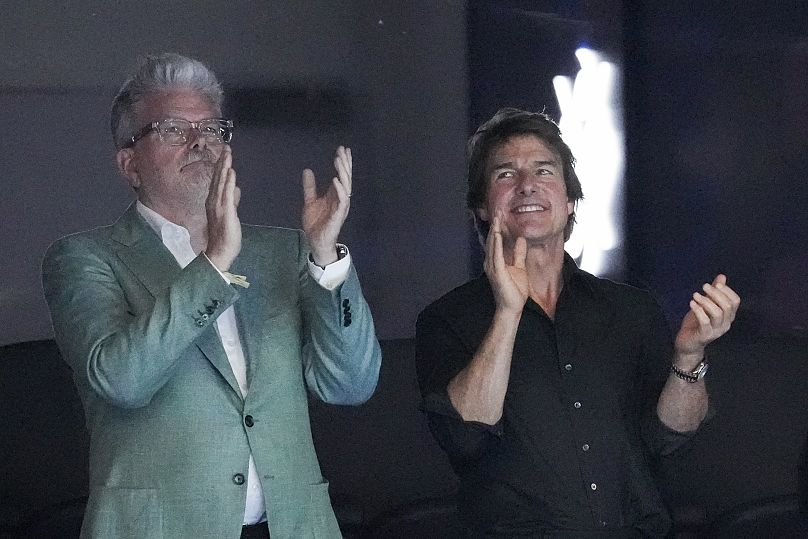 Tom Cruise, à droite, et le réalisateur de Mission Impossible, Christopher McQuarrie, regardent la natation pendant les Jeux olympiques d'été de 2024 - samedi 27 juillet 2024, à Nanterre