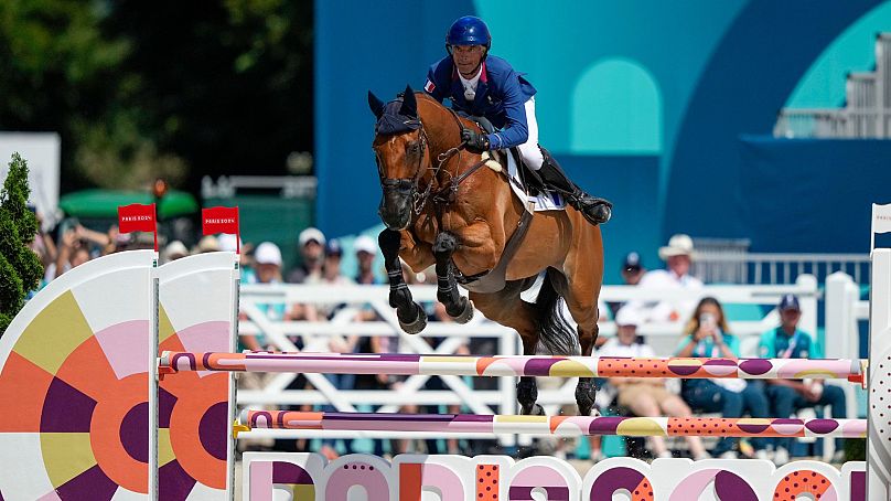 Karim Laghouag de France, chevauchant Triton Fontaine, participe au saut d'obstacles aux Jeux olympiques d'été de 2024, le 29 juillet 2024, à Versailles, en France. 