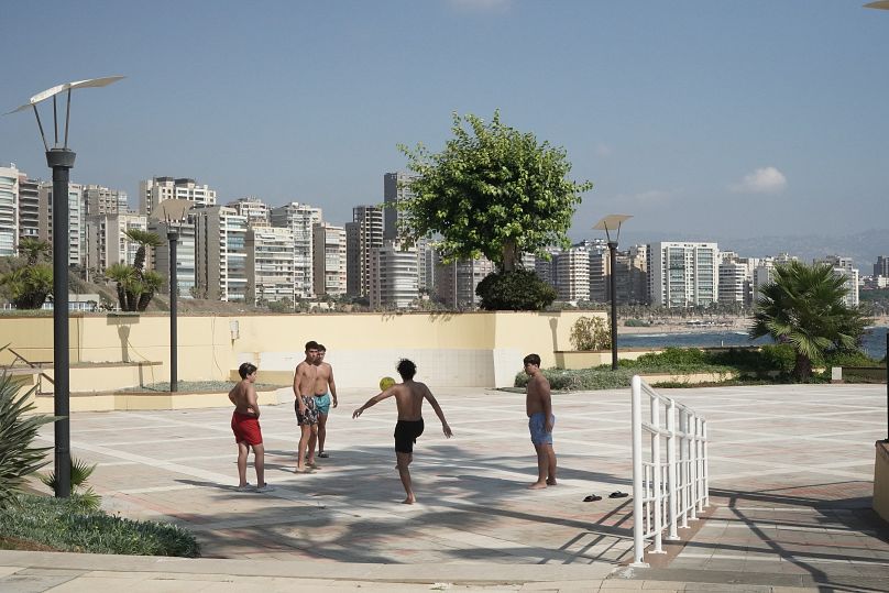 Des enfants jouent au football près de la plage à Beyrouth, juillet 2024