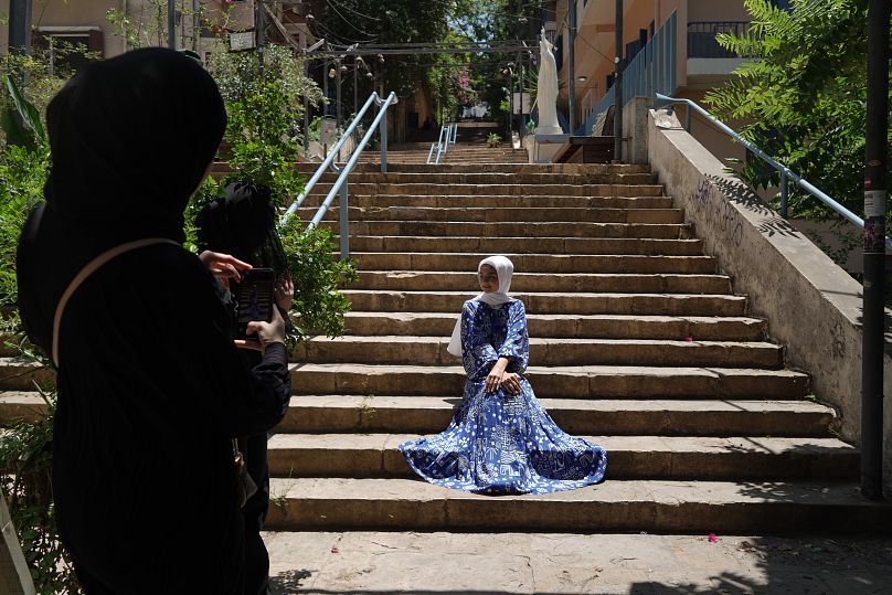 Fatima, une influenceuse, pose devant la caméra à Beyrouth, juillet 2024