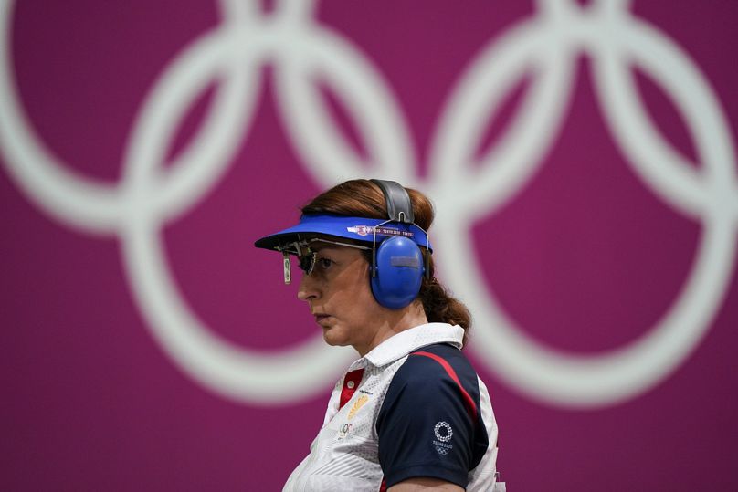 Nino Salukvadze, de Géorgie, participe à l'épreuve de pistolet à air comprimé à 10 mètres féminin au stand de tir d'Asaka aux Jeux olympiques d'été de 2020, le 25 juillet 2021, à Tokyo, au Japon.