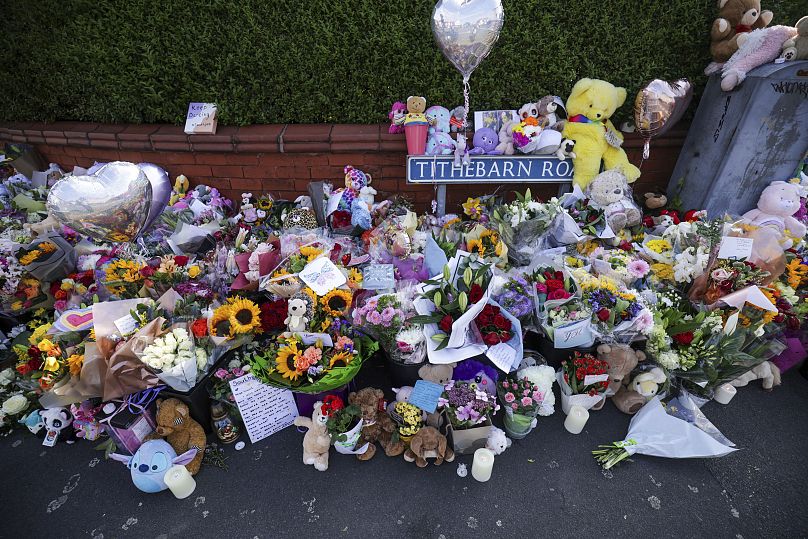 Des fleurs et des jouets sont déposés à la jonction de Tithebarn Road et Hart Street à Southport.