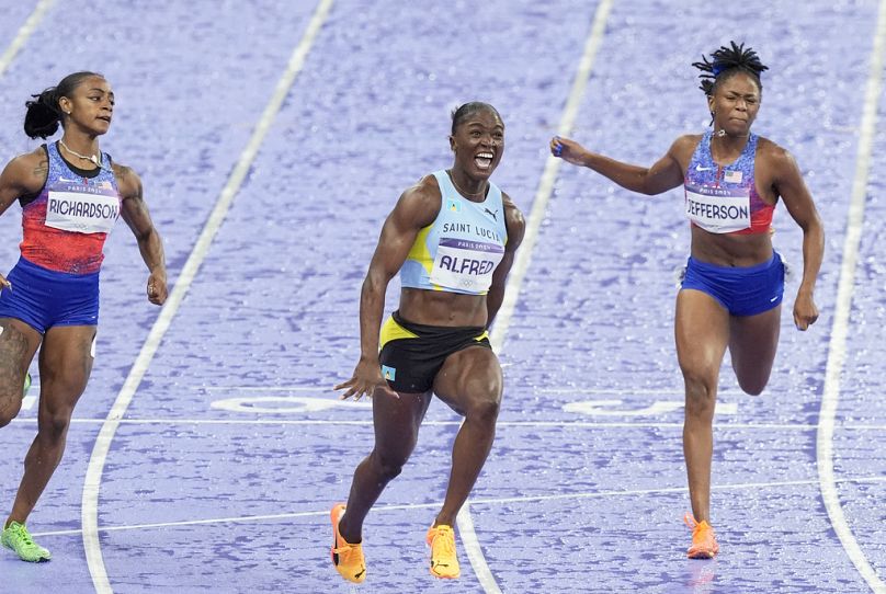 Julien Alfred de Sainte-Lucie célèbre sa victoire en finale du 100 m féminin au stade Saint-Denis à Paris