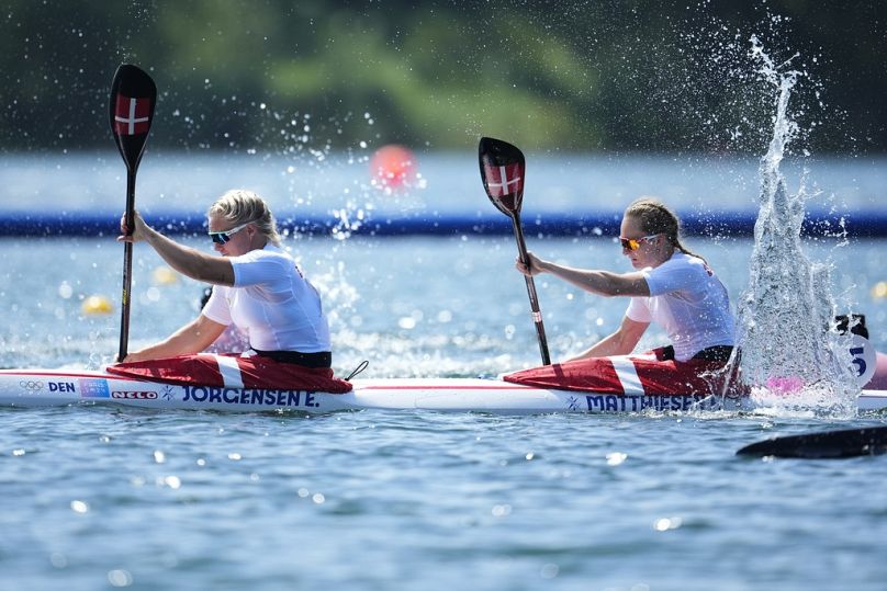 Emma Aastrand Jorgensen et Frederikke Hauge Matthiesen du Danemark participent aux quarts de finale du kayak double 500 mètres féminin 