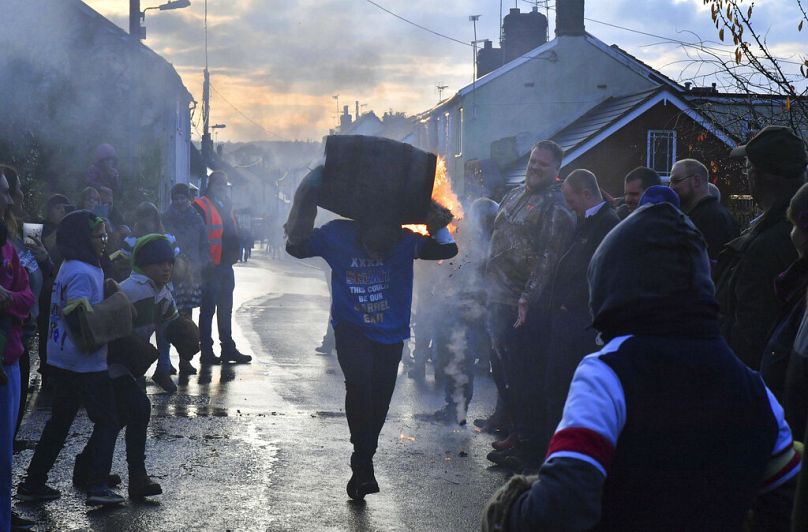 Les barils de goudron d'Ottery St. Mary sont une tradition vieille de plusieurs siècles.