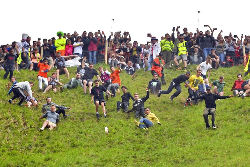   L'événement voit les participants dévaler une colline de 200 mètres (0,18 km), à la poursuite d'une meule de double fromage de Gloucester.