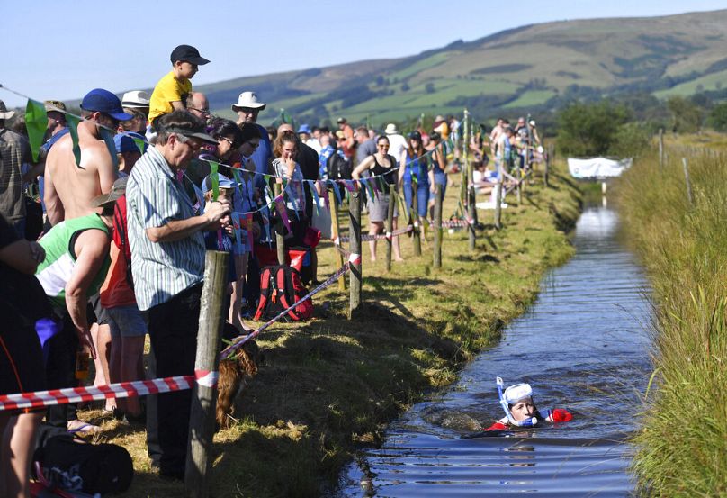 Un concurrent participe aux championnats du monde de plongée en apnée dans la tourbière de Waen Rhydd à Llanwrtyd Wells, au Pays de Galles.