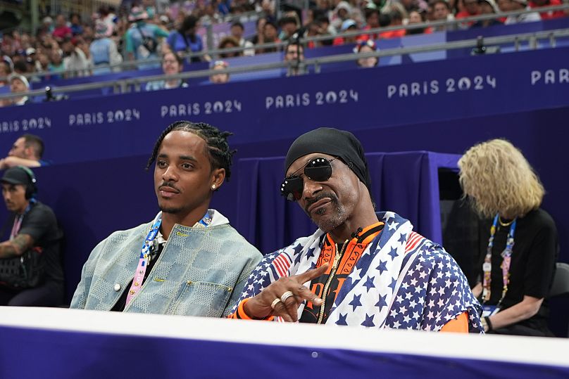 Snoop Dogg, à droite, assiste aux quarts de finale de l'équipe masculine de fleuret lors des Jeux olympiques d'été de 2024