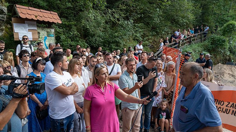 Des manifestants se rassemblent à la source de la rivière Una. 